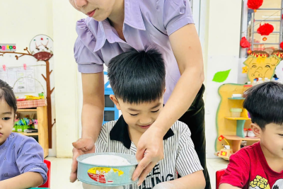 “DẤU ẤN ĐÔI BÀN TAY” MỘT HOẠT ĐỘNG VÔ CÙNG THÚ VỊ CÙNG  CÁC BÉ LỚP 5 TUỔI A TRƯỜNG MẦM NON NINH PHONG