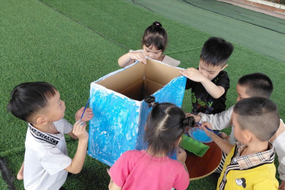 HOẠT ĐỘNG TRẢI NGHIỆM “LÀM TÀU HOẢ TỪ BÌA CARTON” CỦA CÁC BÉ LỚP 5 TUỔI B