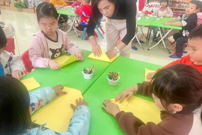 HOẠT ĐỘNG TRẢI NGHIỆM GẤP MÁY BAY GIẤY  CỦA CÁC BÉ LỚP 5 TUỔI C – TRƯỜNG MẦM NON NINH PHONG